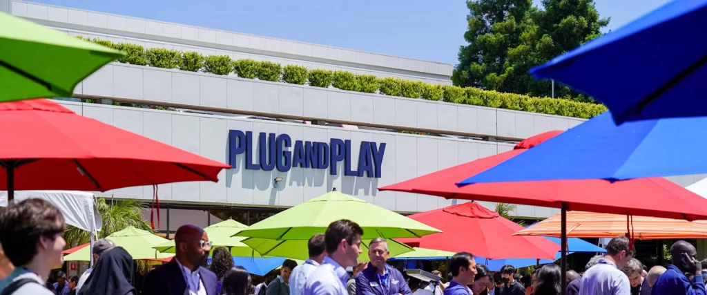 Silicon-Valley-Summit-Outside-Crowd.jpg-full-1024x427